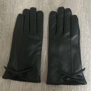 Leather gloves with bow